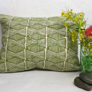 Grünes Tribal-Kissen: Handgedrucktes geometrisches Design Bild 3