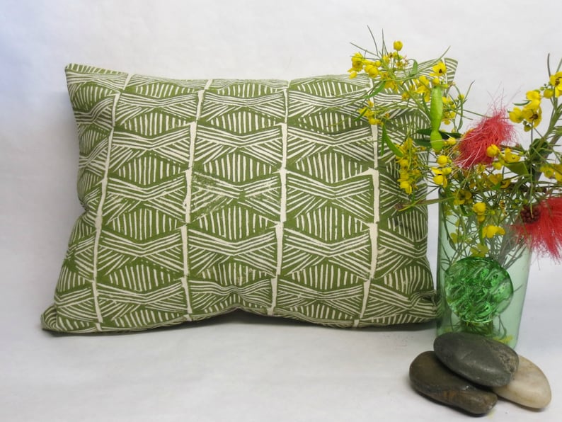 Grünes Tribal-Kissen: Handgedrucktes geometrisches Design Bild 3