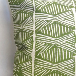 Grünes Tribal-Kissen: Handgedrucktes geometrisches Design Bild 2