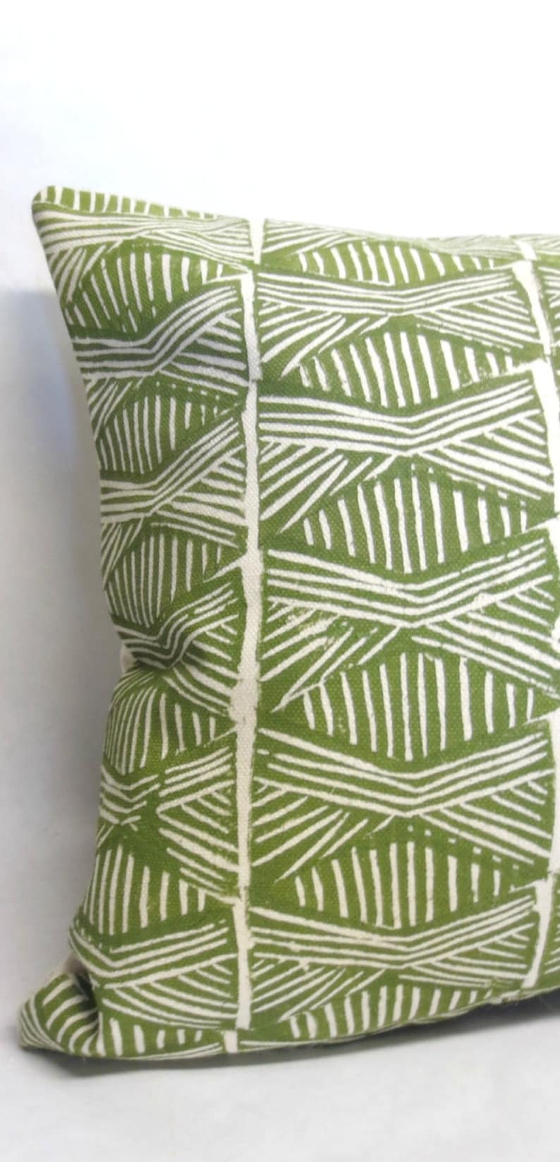 Grünes Tribal-Kissen: Handgedrucktes geometrisches Design Bild 2