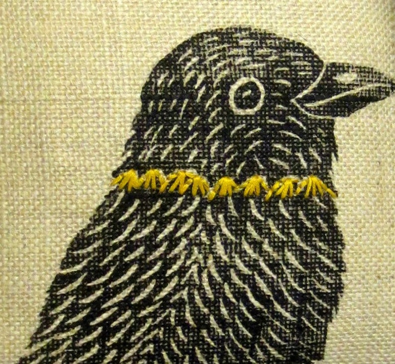 Kudde med korptryck: Polysäckväv med handbroderi bild 2