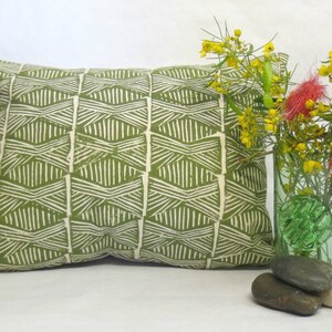Grünes Tribal-Kissen: Handgedrucktes geometrisches Design Bild 1