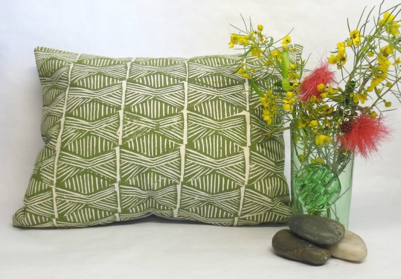 Grünes Tribal-Kissen: Handgedrucktes geometrisches Design Bild 1
