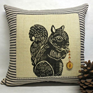 Eichhörnchen Handblock Bedrucktes Kissen: Rustikales Cabin Decor