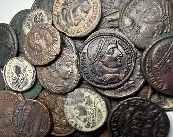 Op de afbeelding: Een verzameling antieke Romeinse munten, met verschillende portretten en inscripties. De munten zijn in tinten bruin, brons en grijs, met tekenen van ouderdom en slijtage. De afbeelding toont de historische details en het vakmanschap van oude valuta.