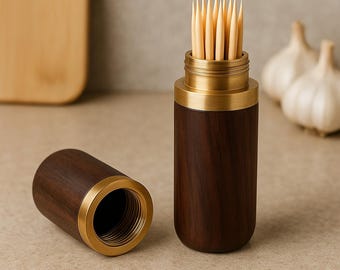 Porte cure-dents fait main en poirier : capsule avec couvercle en laiton - Travel & Kitchen