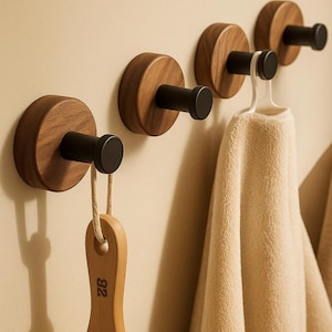 Gancho de pared de madera de nogal: Soporte adhesivo para toallas y batas sin necesidad de taladrar.