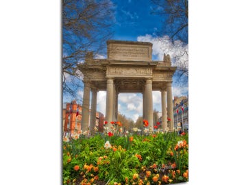 Monumento aos Mortos de Toulouse França com flores em primeiro plano | Fotografia de Viagem Tela Metal Impressão Arte de Parede