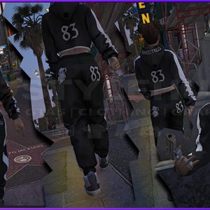 Könnte beinhalten: Schwarzes Sportbekleidungsset mit weißen Akzenten, mit der Nummer "83" und einer Grafik. Das Set beinhaltet einen cropped Hoodie und eine Jogginghose. Das Wort "HUSTIES" ist auf der Hose aufgedruckt. Das Bild ist vor einem Stadtpanorama aufgenommen.