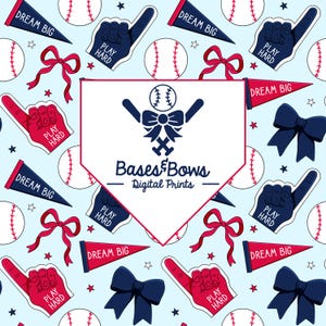 Peut inclure: Un motif de tissu sur le thème du baseball bleu et blanc avec le texte "Bases & Bows - Digital Prints". Le motif présente des balles de baseball, des chauves-souris, des nœuds et les phrases "Dream Big" et "Play Hard".