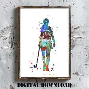 Puede incluir: Pintura de acuarela de una jugadora de hockey sobre hierba con una camiseta azul, verde y roja con la palabra "CUSTOM" y el número "11" en la espalda. La jugadora sostiene un palo de hockey y camina hacia el lado derecho de la imagen.
