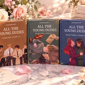 Könnte beinhalten: Drei gebundene Bücher mit dem Titel All The Young Dudes von mskingbean89. Das erste Buch ist braun, das zweite grün und das dritte blau. Jeder Einband zeigt illustrierte Figuren und goldfarbene Ecken als Akzente.
