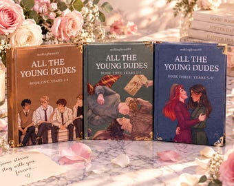 Può includere: Tre libri con copertina rigida intitolati All The Young Dudes, scritti da mskingbean89. Il primo libro è marrone, il secondo è verde e il terzo è blu. Ogni copertina presenta personaggi illustrati e angoli color oro.