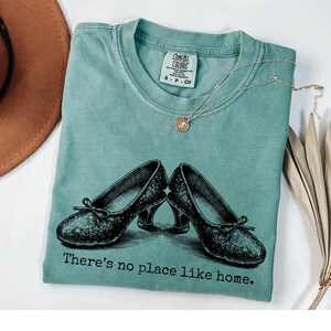 Dorothy Oz Charaktere Shirt Komfort Farben Wunderbarer Zauberer von Oz Bookish Shirt Doroty Gale Hexenschuhe Shirt Hexe Beine Shirt Theater Shirt