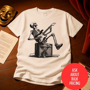 Musiker skelett Halloween musikskjorta komfortfärger gitarr gitarr rocker t-shirt sångare gåva läskig säsong musik student rockband t-shirt