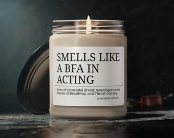 Peut inclure: Une bougie brune avec une étiquette blanche qui indique "Smells Like A BFA In Acting". L'étiquette comprend également le texte "Notes of existential dread, monologue sweat, dreams of Broadway, and Throat Coat tea. (Cinnamon Vanilla)"