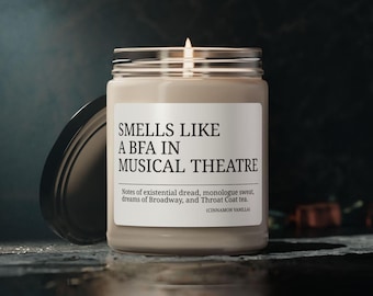 Peut inclure: Une bougie brune avec une étiquette blanche qui indique "Smells Like a BFA in Musical Theatre". L'étiquette comprend également le texte "Notes of existential dread, monologue sweat, dreams of Broadway, and Throat Coat tea. (Cinnamon Vanilla)"
