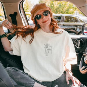 Minimalist Plastic Chair Shirt, Trendy Graphic Tee, Funny Chair Art T-Shirt, Simple Aesthetic Top, Unique Quirky Statement Shirt Gift