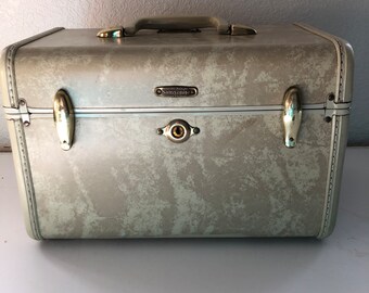 Vintage Samsonite train case beige  13 by 7 by 8 inches Style 4512 good vintage condition initials LKS