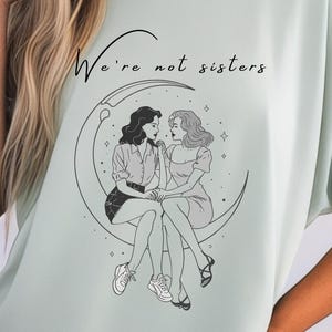Shirt We're not Sisters, grappig LGBTQ-shirt, Sapphic-shirt, Comfort Colors®, cadeau voor haar, lesbisch T-shirt, Pride Parade Outift, Sarcastic Queer