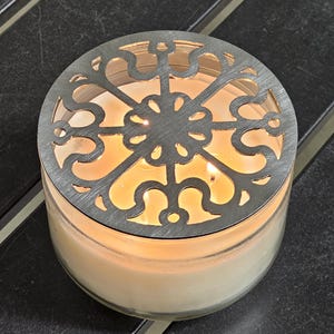 Victorian Scroll Metal Candle Topper – Elegant Metal Candle Lid for Jar Candles, Vintage Decorative Candle Accessory, Classic Home Décor