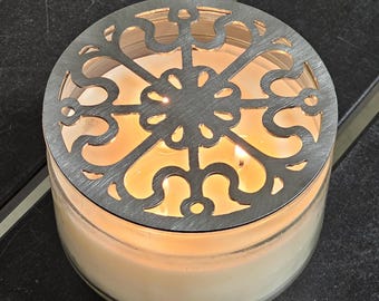 Victorian Scroll Metal Candle Topper – Elegant Metal Candle Lid for Jar Candles, Vintage Decorative Candle Accessory, Classic Home Décor