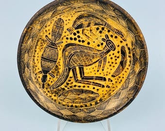 Carl Cooper (Australia 1912-66) Plato de cerámica con esgrafiado aborigen Firmado c. 1951