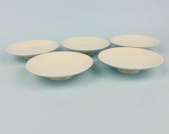 5 x nieoznakowanych białych porcelanowych naczyń na nóżkach lub płytkich misek 11 cm