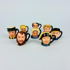 Colección de jarras de personajes en miniatura Royal Doulton Tinies (8) - Miniaturas de Dickens con soporte