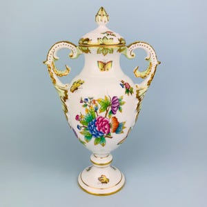Vintage Herend Queen Victoria Lidded Handled Urn Vase 6452 VBO Hungary 25cm Gilt