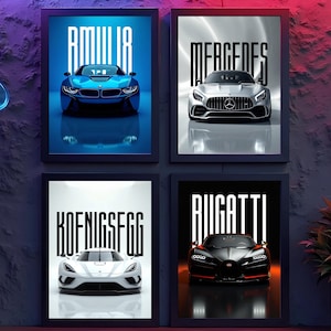 Könnte beinhalten: Vier gerahmte Autoposter mit BMW, Mercedes, Koenigsegg und Bugatti. Jedes Poster zeigt ein Automodell mit dem Markennamen in fetter, vertikaler Schrift. Die Autos sind in Blau, Silber, Weiß und Schwarz dargestellt.
