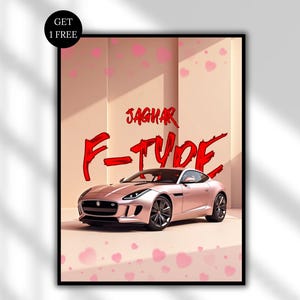 Puede incluir: Impresión enmarcada de un coche deportivo Jaguar F-Type rosa. El coche está sobre un fondo rosa claro con las palabras "JAGUAR F-TYPE" en rojo. La impresión está en un marco negro.