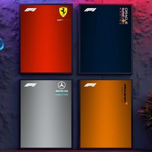 Könnte beinhalten: Vier rechteckige Wandposter mit Formel-1-Branding. Oben links ist rot mit dem Ferrari-Logo, oben rechts dunkelblau mit Oracle Red Bull Racing, unten links silber mit Mercedes-AMG und unten rechts orange mit McLaren.