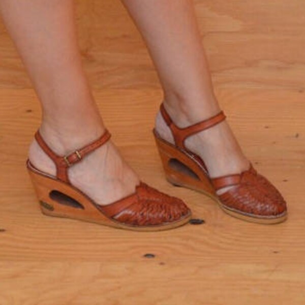 Vintage jaren 70 baksteen rood bruin lederen geweven Huarache wig sandalen met uitgesneden met enkel riem BOHO Hippie Look maat 8,5 past als een 8