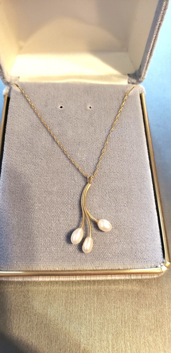 14KT Gold & Pearl Necklace, Feminine Pearl Pendant