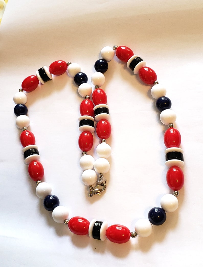 Vintage Necklace Lucite Necklace 1970s Necklace Colorful Beaded Necklace Red White /& Blue Necklace Patriotic Necklace Vintage Jewelry