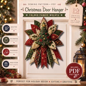 Könnte beinhalten: Ein PDF-Schnittmuster für einen Weihnachts-Türhänger in Form eines gefalteten Stoffkranzes. Das Design zeigt einen zentralen gesteppten Weihnachtsbaum, umgeben von roten, grünen und cremefarbenen Stoffblüten und Bändern.