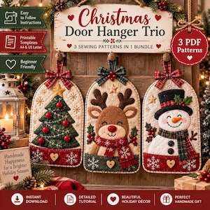 Op de afbeelding: Een set van drie gewatteerde kerstdeurhangers met een boom, een rendier en een sneeuwpop. Het bord erboven leest Christmas Door Hanger Trio, 3 Sewing Patterns In 1 Bundle. Elke hanger heeft een geruite strik en een houten hartje als detail.