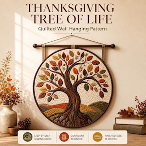 Pode incluir: Uma tapeçaria de parede acolchoada circular com um design de árvore da vida com folhas em tons de outono laranja, vermelho e castanho. O texto diz THANKSGIVING TREE OF LIFE Quilted Wall Hanging Pattern. Tamanho final: 45,72 cm.