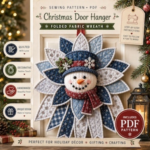 Könnte beinhalten: Ein Schnittmuster für einen weihnachtlichen Türhänger mit einem Kranz aus gefaltetem Stoff und einem zentralen Schneemann mit blauem Hut und rotem Schal. Das Design umfasst gesteppte Stoffblätter in Blau, Weiß und Karomustern mit Schneeflocken.