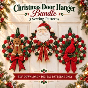 Op de afbeelding: Een kerstdeurhangerbundel met 3 naaipatronen. De afbeelding toont drie gewatteerde stoffen kransen met een peperkoekmannetje, de Kerstman en een rode kardinaal. Tekst: Christmas Door Hanger Bundle, 3 Sewing Patterns, PDF DOWNLOAD, DIGITAL PATTERNS ONLY.