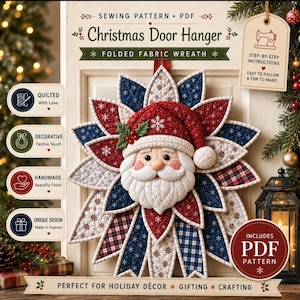 Peut inclure: Un patron de couture pour suspension de porte de Noël en tissu matelassé, représentant un visage de Père Noël central entouré de pétales en forme d'étoile superposés aux motifs rouges, blancs et bleus, avec des étiquettes textuelles.