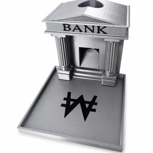 Op de afbeelding: Een zilverkleurige 3D-geprinte spaarpot in de vorm van een bankgebouw met een fronton dak met een hartvormige uitsparing, twee zuilen en het woord BANK in het zwart gedrukt. De basis is een vierkant dienblad met het zwarte Zuid-Koreaanse Won-symbool.