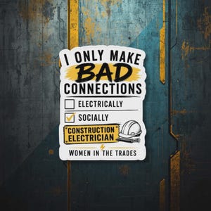 Puede incluir: Una pegatina blanca con el texto "I ONLY MAKE BAD CONNECTIONS" en negro, con un acento amarillo. Incluye casillas de verificación para "Electrically" y "Socially", estando marcada la última. La pegatina también dice "Construction Electrician" y "Women in the Trades."