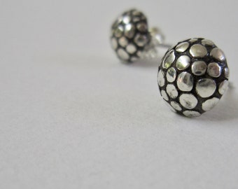 Silver domed earrings / Artisanal polka dot earrings / Circular earrings / Simple silver earrings / Dainty everyday jewellery / Handcrafted