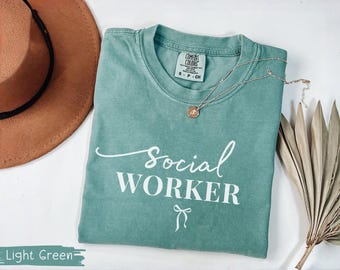 Chemise d'assistante sociale, travail social Comfort Colors®, t-shirt minimaliste, remise des diplômes en travail social, cadeau pour le personnel soignant, assistante sociale MSW LSW