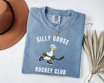 Chemise de hockey Comfort Colors® Silly Goose, t-shirt Funny Goose, cadeau pour une maman pour le jour du match, chemise de joueur sur glace, haut pour amateur de sport, t-shirt pour amateur de hockey