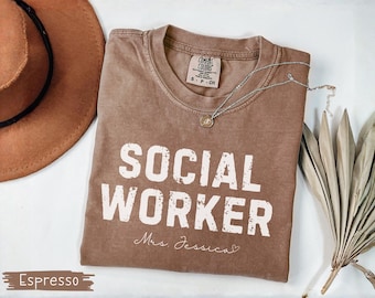 Chemise d'assistante sociale personnalisée, T-shirt d'assistante sociale Comfort Colors®, Cadeau avec nom personnalisé, Cadeau de remise des diplômes MSW pour femme, Cadeau pour le personnel thérapeute