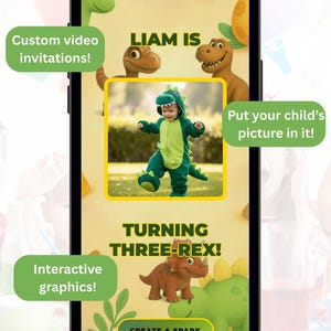 Può includere: Uno schermo di smartphone mostra un invito di compleanno personalizzato. L'invito presenta un bambino in costume da dinosauro, grafica di dinosauri e il testo "LIAM IS TURNING THREE-REX!" con l'opzione foto.