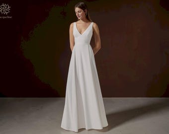 Vestido de novia minimalista de crepé: elegante vestido con cola de capilla y espalda descubierta.